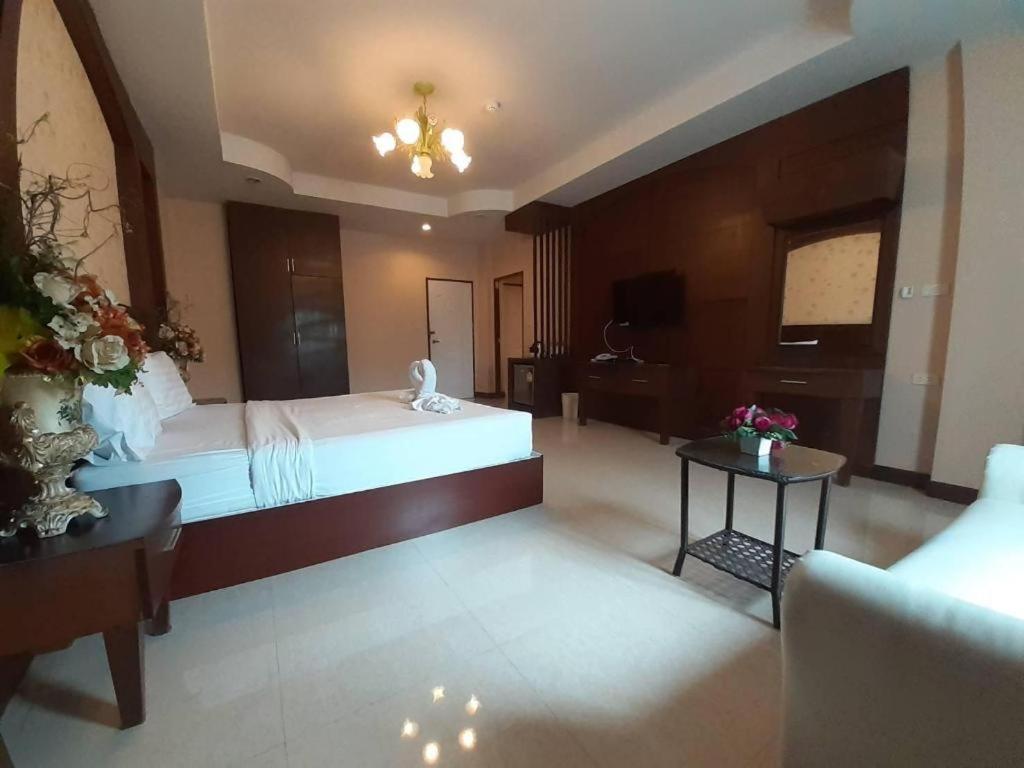 Le Parc Wangnang Hotel Пхитсанулок Экстерьер фото